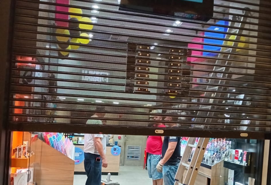 Conserto de porta de enrolar travada em comércio