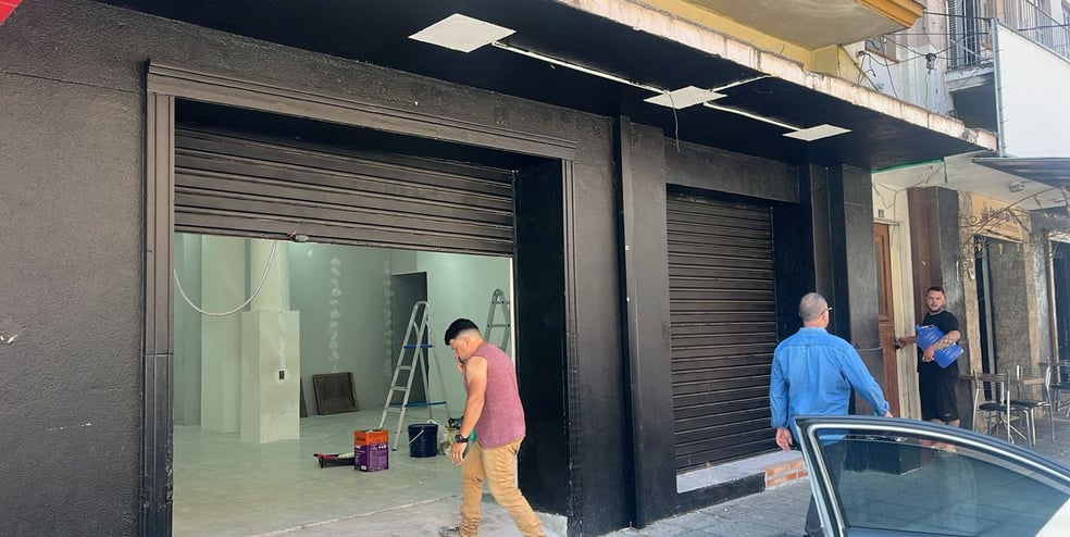 Porta de enrolar de aço em fachada de loja comercial