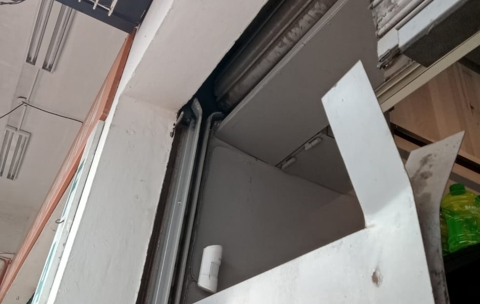 Instalação de porta de enrolar automática em fachada de loja